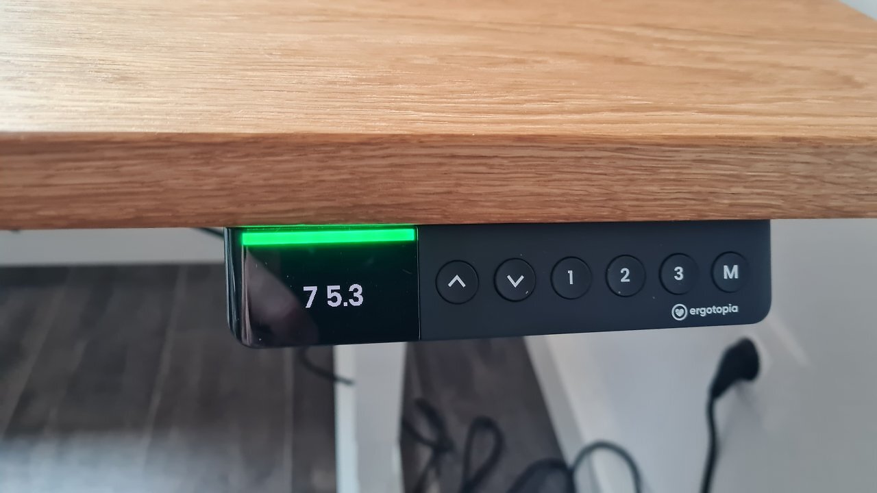 Ein höhenverstellbarer Schreibtisch unter einer Dachschräge.