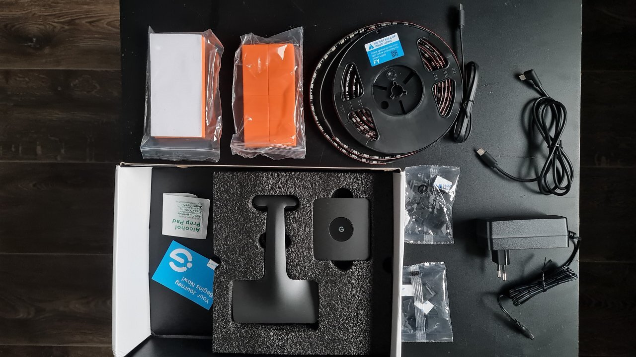 Kabel, Plastikclips und andere Gegenstände auf einem schwarzen Tisch