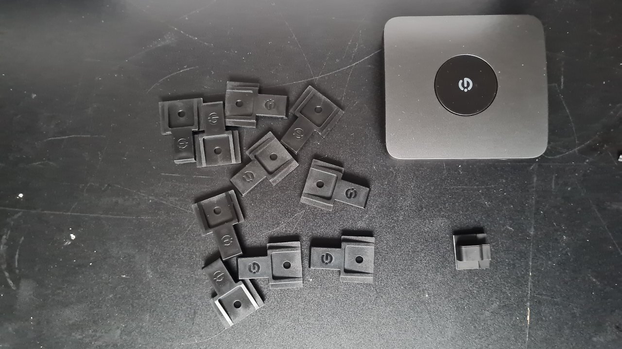 Plastikclips und andere Gegenstände auf einem schwarzen Tisch