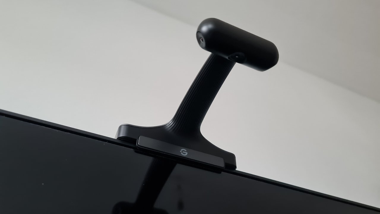 Eine Ambient Light Kamera auf der Oberkante eines Fernsehers