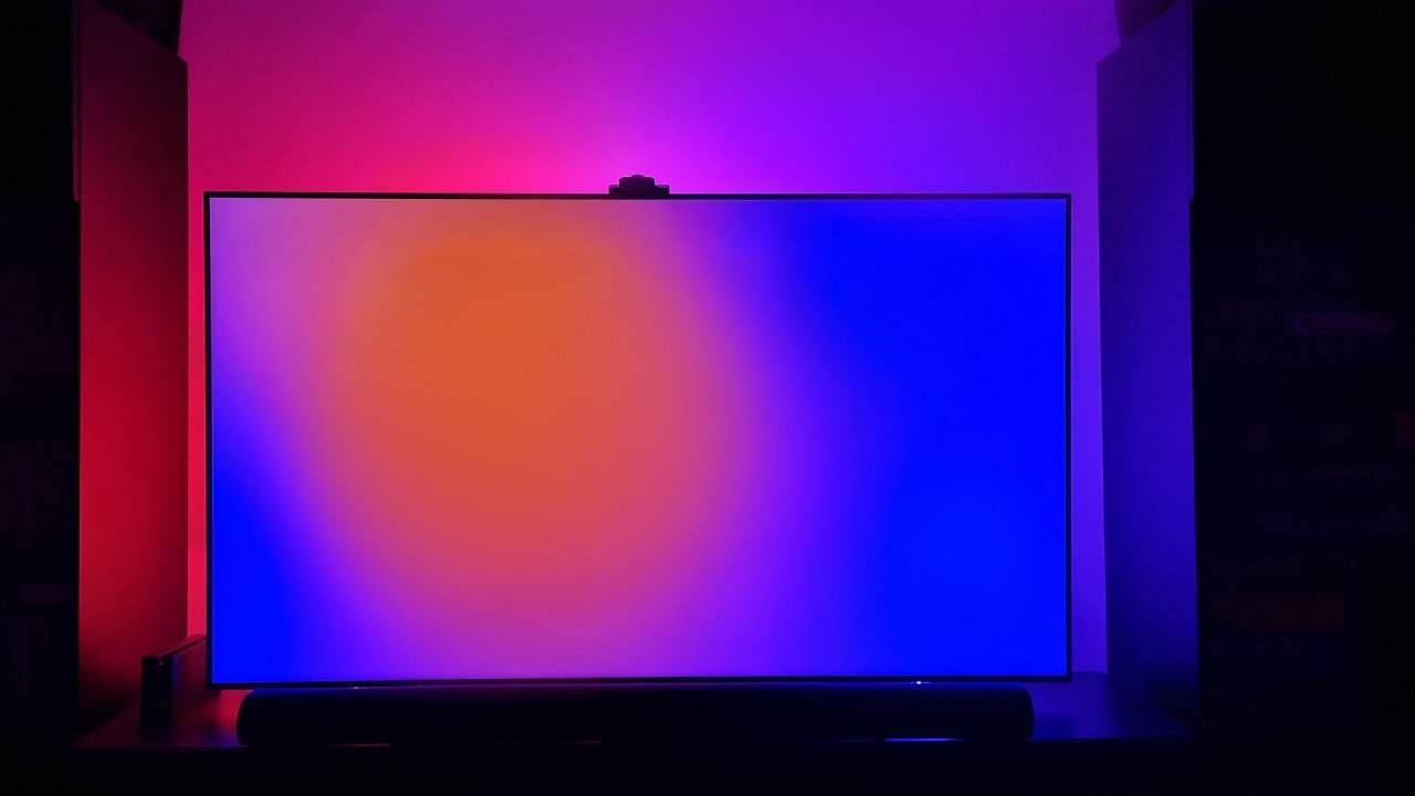 Ein Fernseher, der in bunten Farben erstrahlt