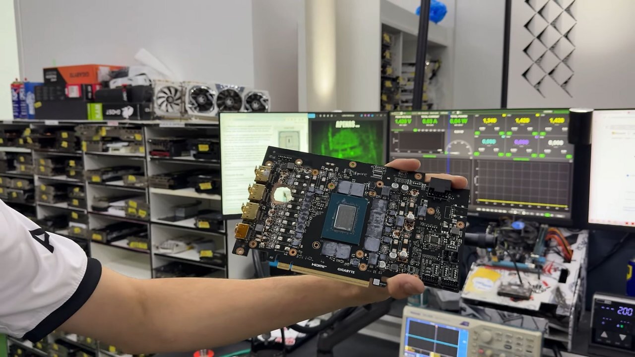 [13/10/2025] Ein Modder demonstriert in einem Video, wie er eine RTX 5070 Ti mit Loch in der Platine mithilfe einer Radeon RX 580 zum Laufen bringt.