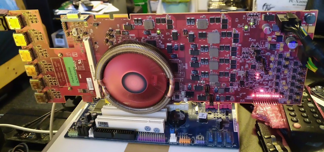 [09/10/2025] Maniac_81: Hier ist ein Entwicklerboard von AMD für die HD 8800 Mobile, Codename Venus. Die haben da 6 Displayport (auf abnehmbarem Doughterboard) und einen VGA Anschluss dran gebaut. Die funktionieren auch alle, zumindest einzeln, mehrere Monitore habe ich nicht ausprobiert. Dann noch ganze Menge Debug-LEDs. (1)