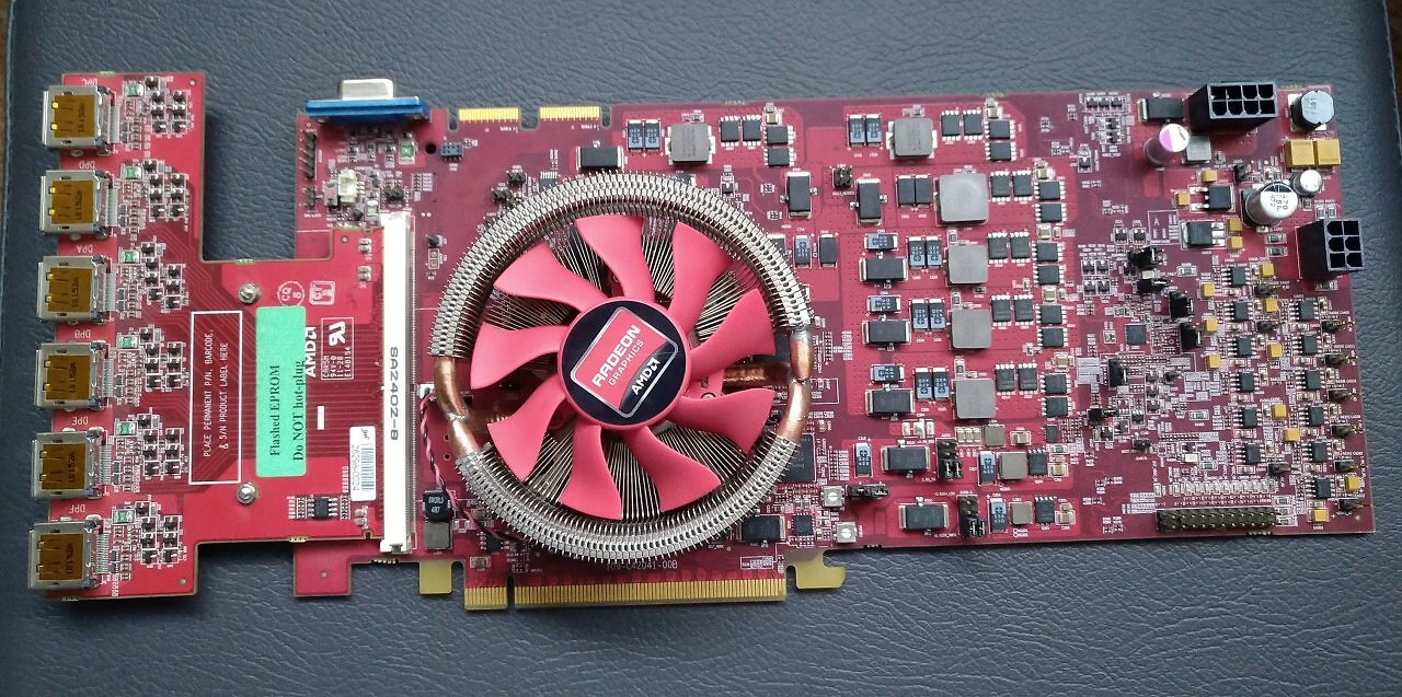 [09/10/2025] Maniac_81: Hier ist ein Entwicklerboard von AMD für die HD 8800 Mobile, Codename Venus. Die haben da 6 Displayport (auf abnehmbarem Doughterboard) und einen VGA Anschluss dran gebaut. Die funktionieren auch alle, zumindest einzeln, mehrere Monitore habe ich nicht ausprobiert. Dann noch ganze Menge Debug-LEDs. (3)