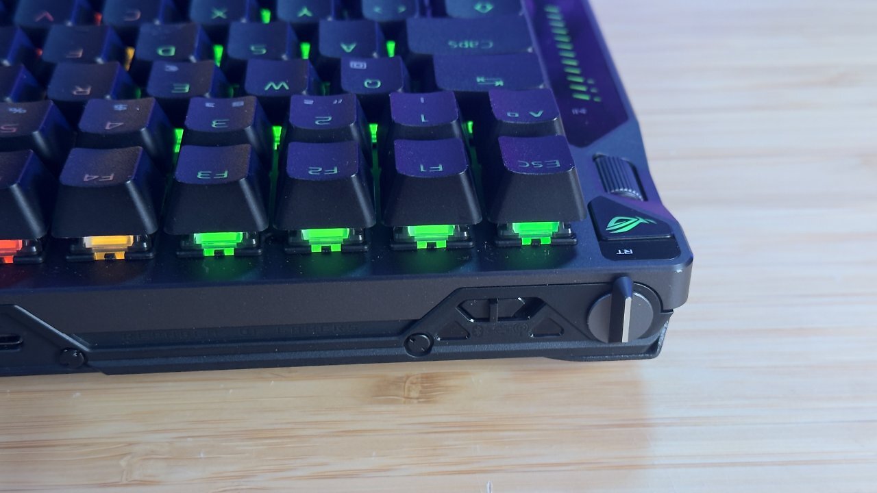 [10/10/2025] Asus ROG Falcata im Test: Ist der Luxuspreis der edlen, ergonomischen Split-Tastatur gerechtfertigt? (20)
