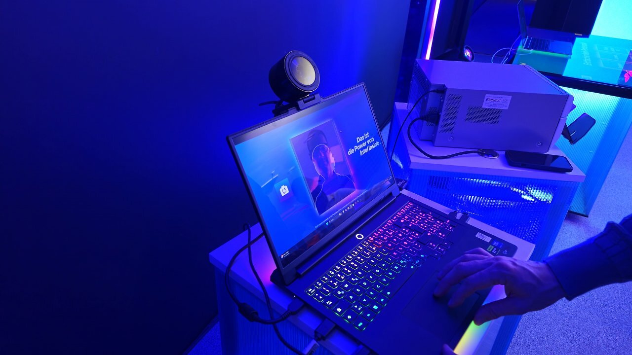 [30/10/2025] Zumindest während unseres Besuchs konnten sich Interessierte an einem Laptop fotografieren und verschiedene KI-Modell-Vorlagen laufen lassen. Durchaus drollig, inklusive gedrucktem Foto.