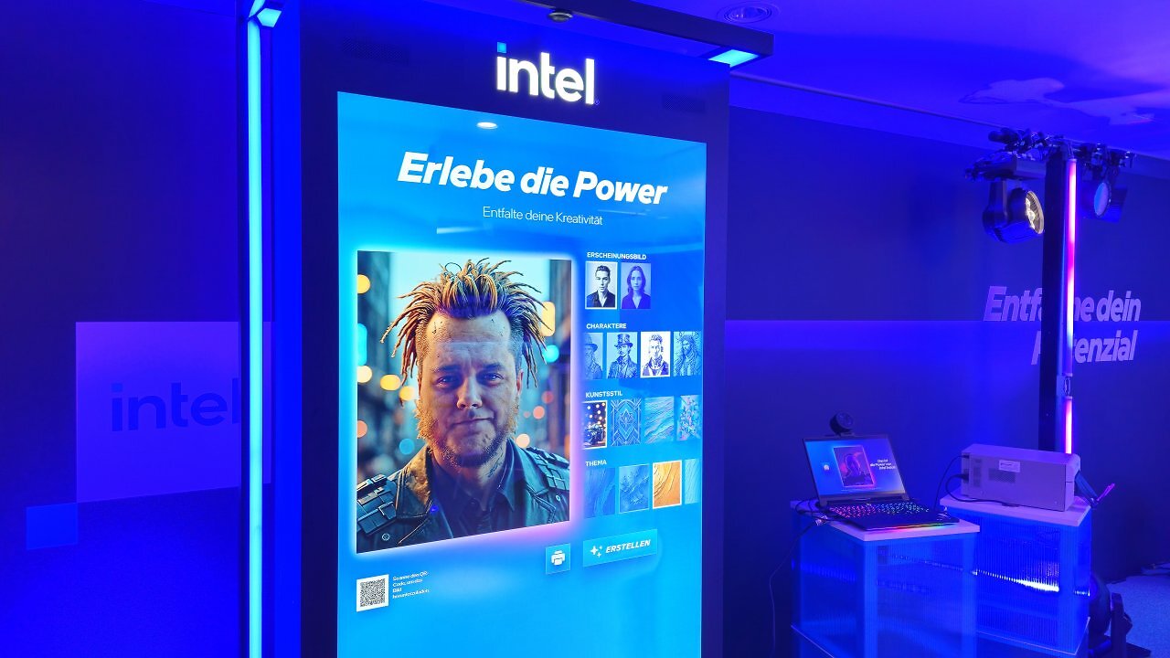 [30/10/2025] Zumindest während unseres Besuchs konnten sich Interessierte an einem Laptop fotografieren und verschiedene KI-Modell-Vorlagen laufen lassen. Durchaus drollig, inklusive gedrucktem Foto.