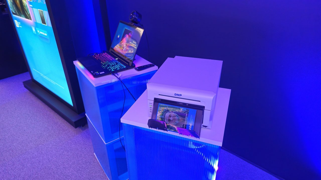 [30/10/2025] Zumindest während unseres Besuchs konnten sich Interessierte an einem Laptop fotografieren und verschiedene KI-Modell-Vorlagen laufen lassen. Durchaus drollig, inklusive gedrucktem Foto.