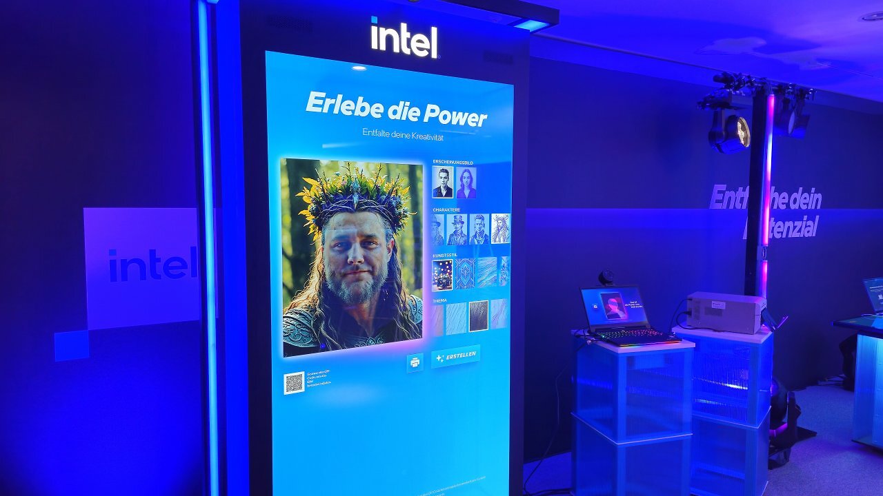 [30/10/2025] Zumindest während unseres Besuchs konnten sich Interessierte an einem Laptop fotografieren und verschiedene KI-Modell-Vorlagen laufen lassen. Durchaus drollig, inklusive gedrucktem Foto.