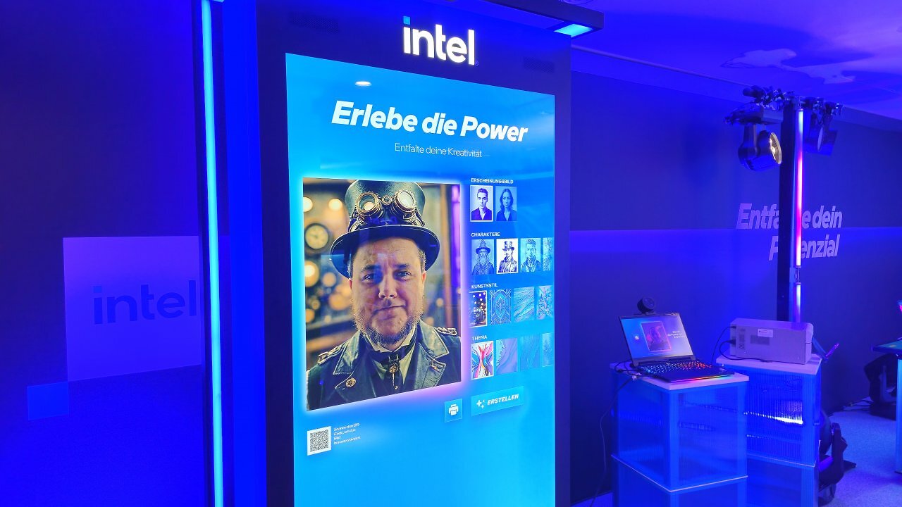 [30/10/2025] Zumindest während unseres Besuchs konnten sich Interessierte an einem Laptop fotografieren und verschiedene KI-Modell-Vorlagen laufen lassen. Durchaus drollig, inklusive gedrucktem Foto.
