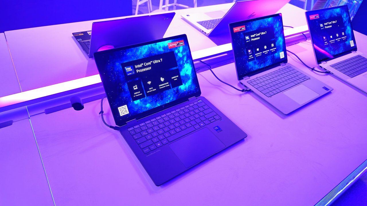 [30/10/2025] Mehrere Partner, dutzende Modelle: Mit den aktuellen Plattformen will Intel nicht nur B2B-Kunden, sondern auch Konsumenten überzeugen; besonders im Laptop-Bereich.