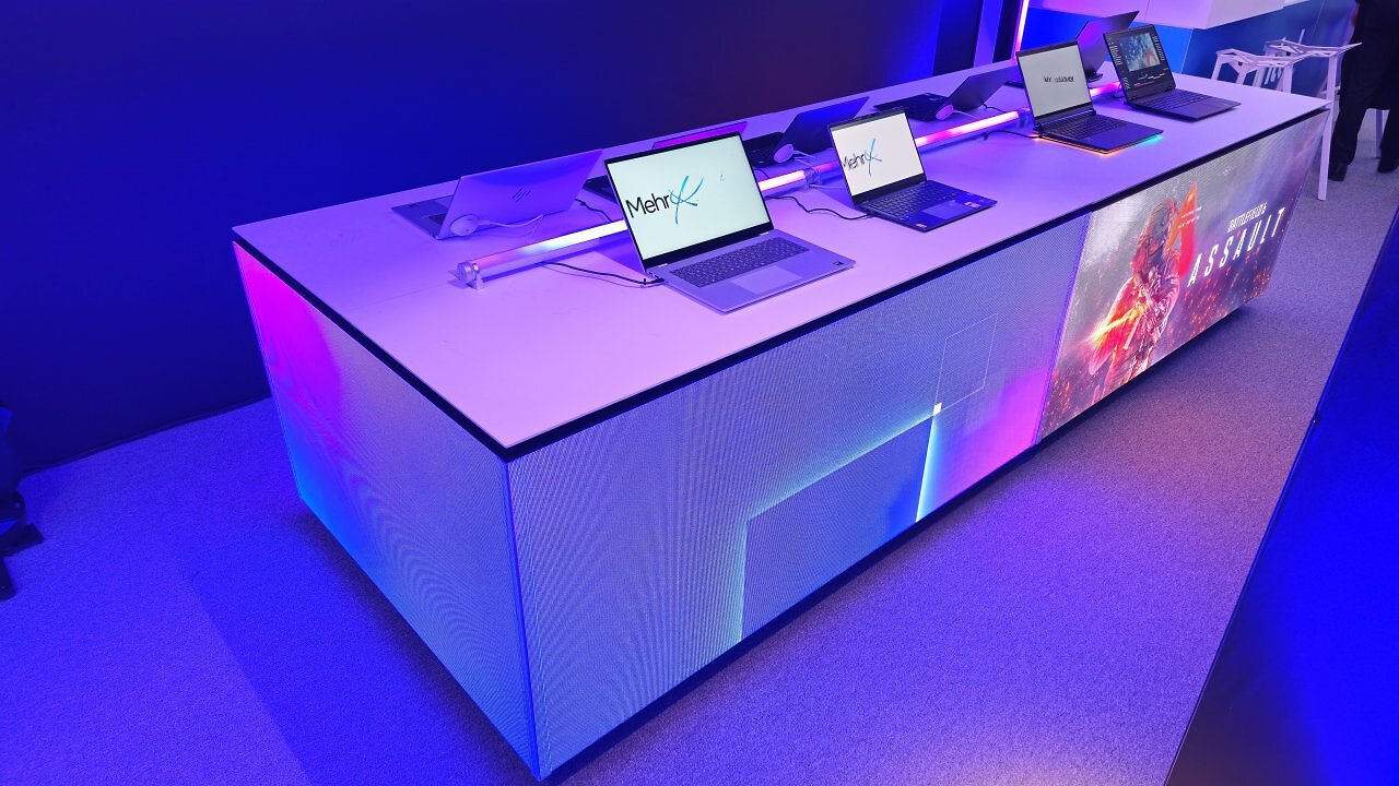 [30/10/2025] Mehrere Partner, dutzende Modelle: Mit den aktuellen Plattformen will Intel nicht nur B2B-Kunden, sondern auch Konsumenten überzeugen; besonders im Laptop-Bereich.
