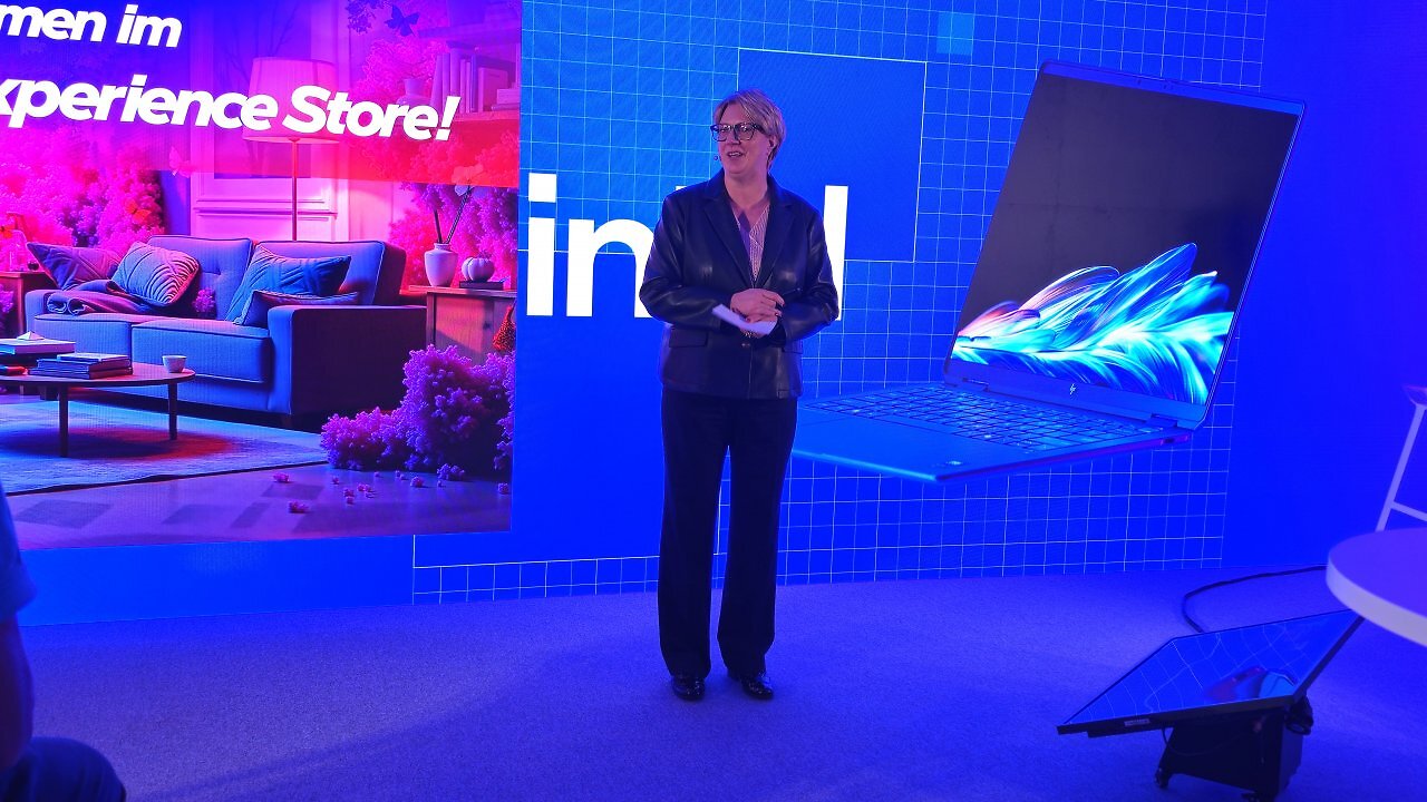 [30/10/2025] Sonja Pierer, Intel Director Sales und Marketing für Zentraleuropa, stellt die internen, veröffentlichten Befragungen bezüglich des Themas KI vor.