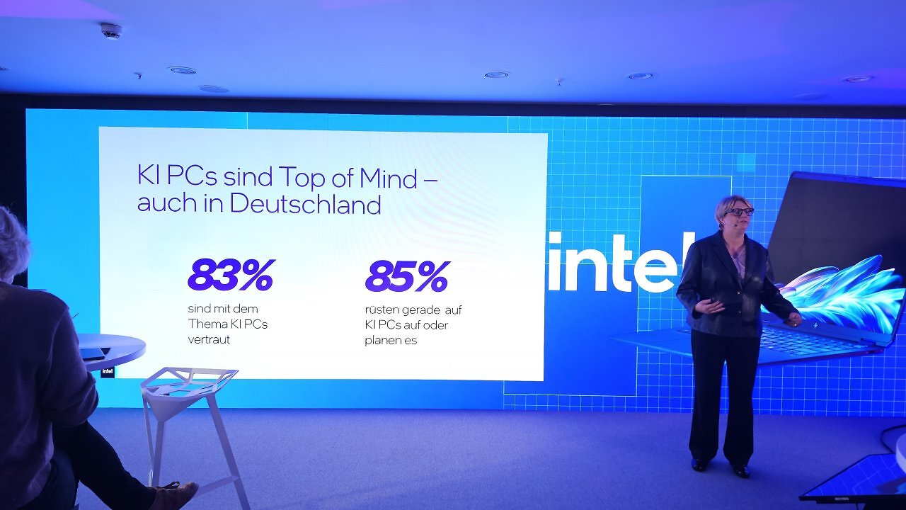[30/10/2025] Sonja Pierer, Intel Director Sales und Marketing für Zentraleuropa, stellt die internen, veröffentlichten Befragungen bezüglich des Themas KI vor.