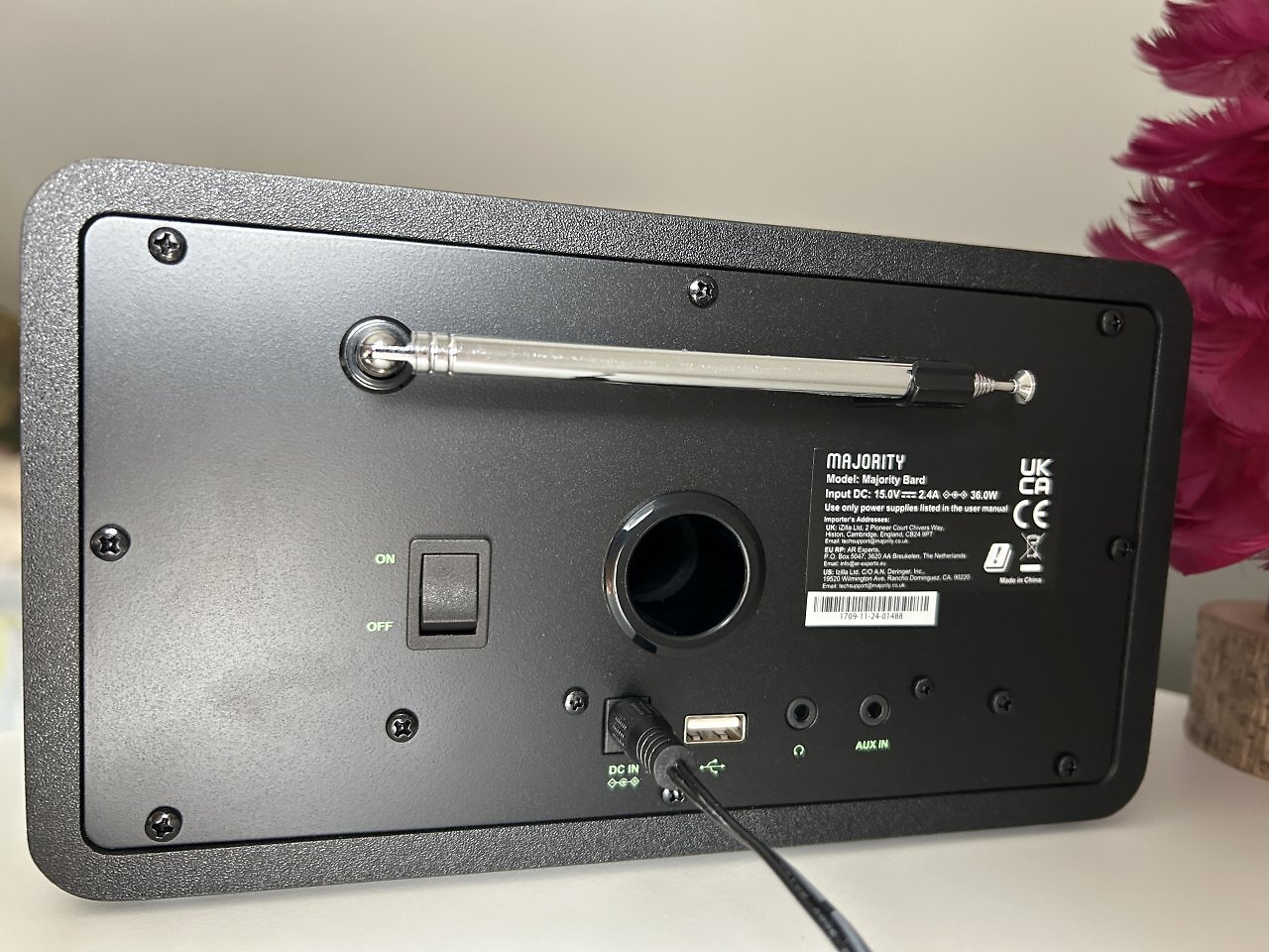 [15/10/2025] Hinten befinden sich diverse Anschlüsse zum Abspielen von Musik und auch die UKW-Antenne.