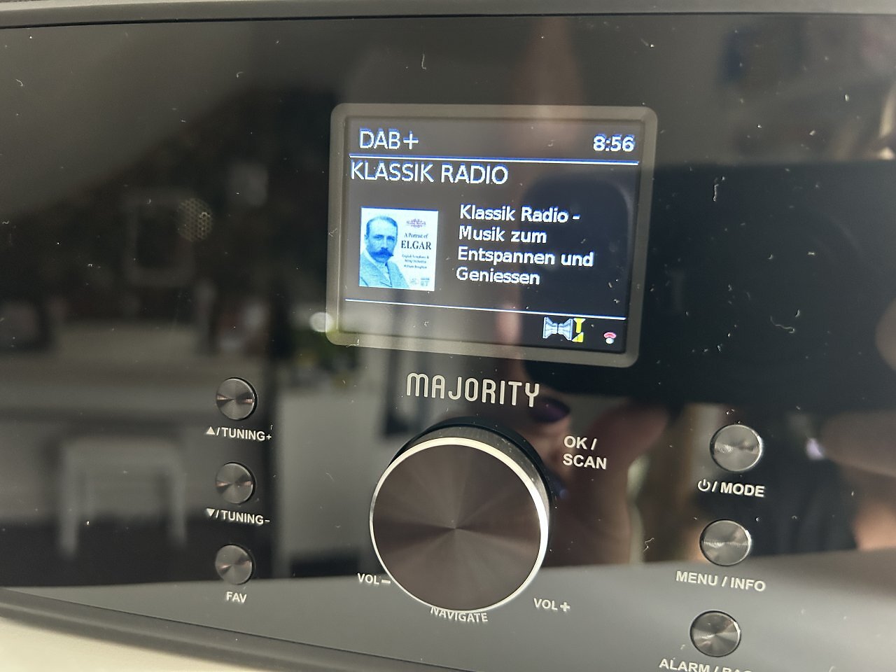 [15/10/2025] Das Farbdisplay zeigt verschiedene Infos inklusive das Cover zum gerade laufenden Song.