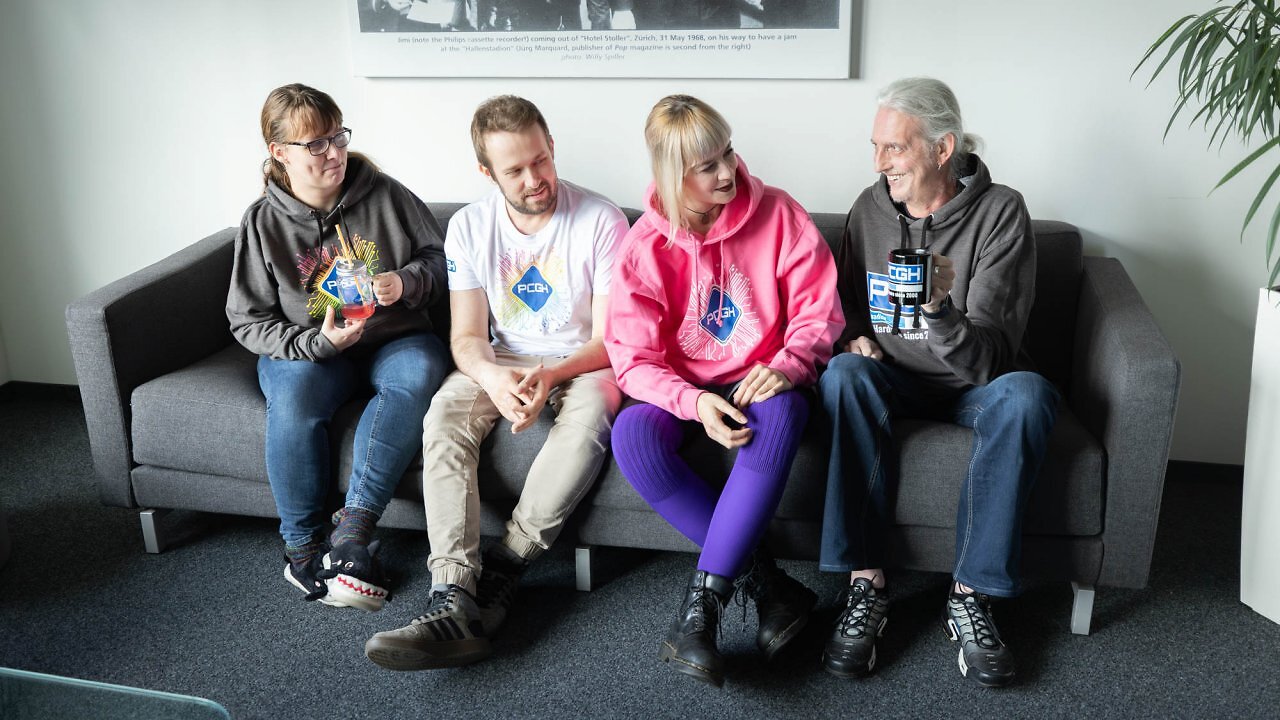 [28/10/2025] Der Preis des Merch liegt zwischen 15 und etwa 50 Euro.