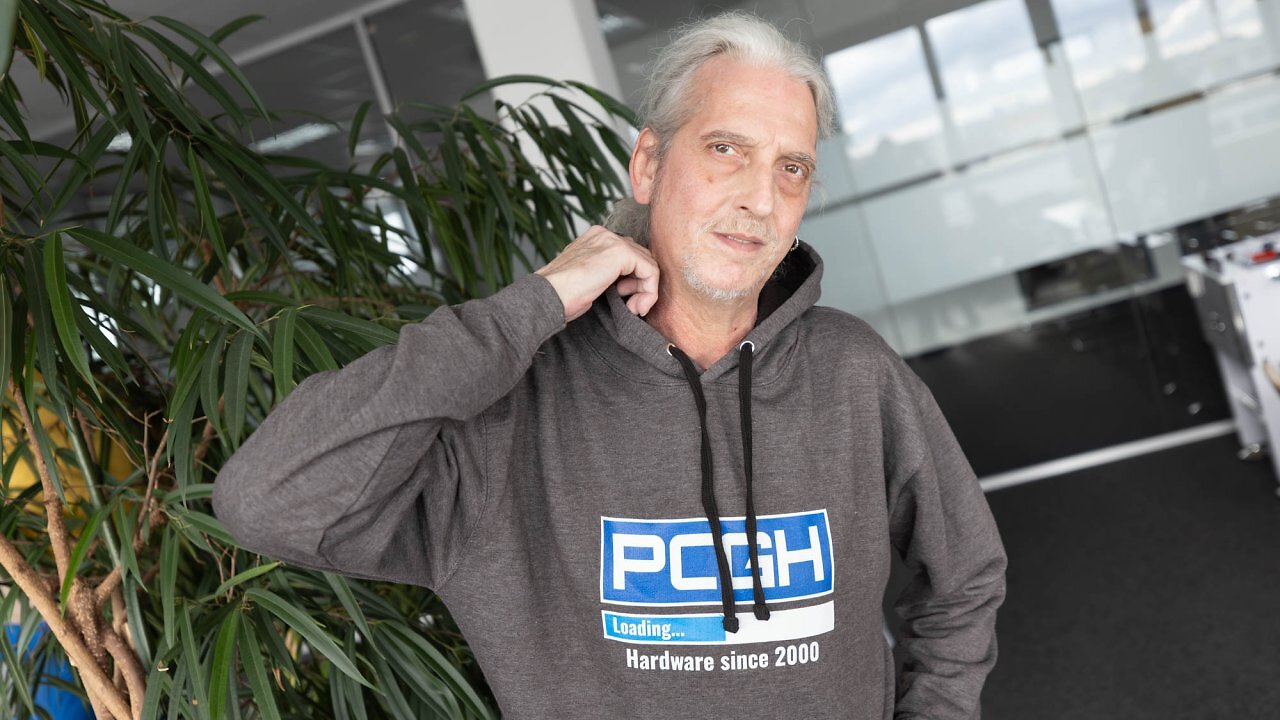 [28/10/2025] Hoodies gibt es mit verschiedenen Aufdrucken.