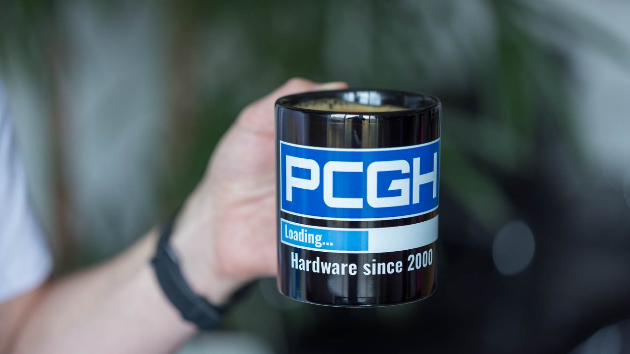 [28/10/2025] Panoramatasse in Schwarz mit klassischem PCGH-Ladebalken-Motiv fürs Büro oder den heimischen Schreibtisch.