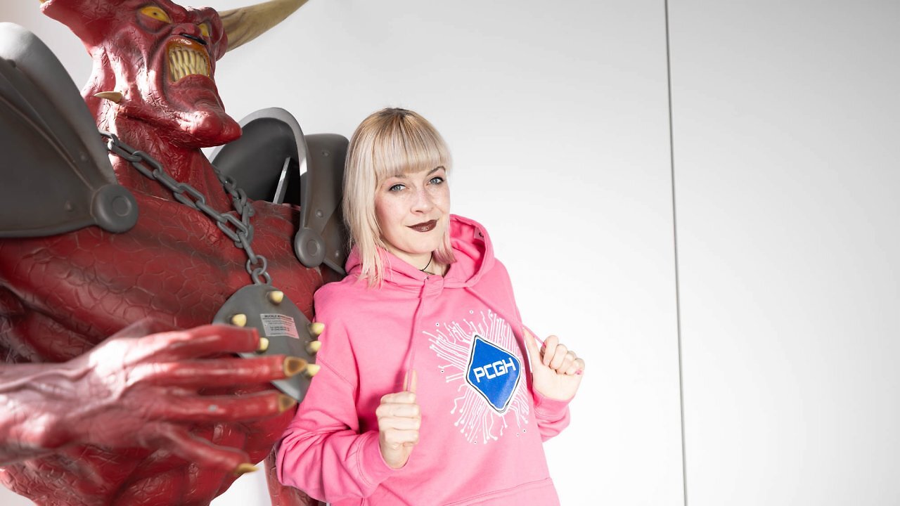 [28/10/2025] Der Unisex-Hoodie, den Kollegin Santi trägt, ist ab einem Preis von 39,99 Euro erhältlich.
