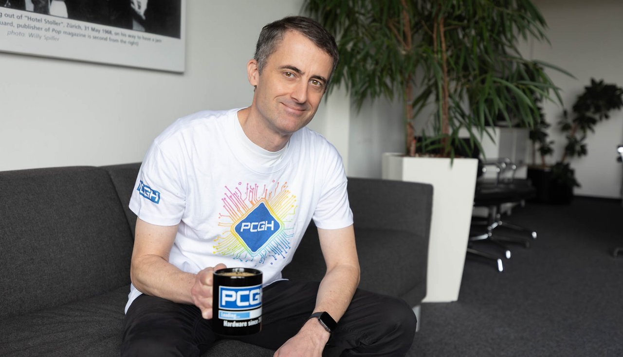 [28/10/2025] Neben T-Shirts gibt es auch passende Tassen.