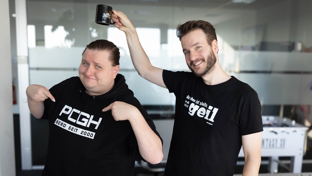 [30/10/2025] Anderes Druckverfahren, andere Preise, andere Stoffe: Bei unserer nach wie vor erhältlichen Merch-Alternative von Super Geek ist der Druck etwas schärfer, bedarf aber beim Waschen einen etwas sanfteren Waschgang (der Stoff ist dafür aber teils dicker). Und nein, Raffs 3dfx-Tasse können wir leider nicht so einfach anbieten, dafür aber unsere alten Hoodie- und Shirt-Designs!