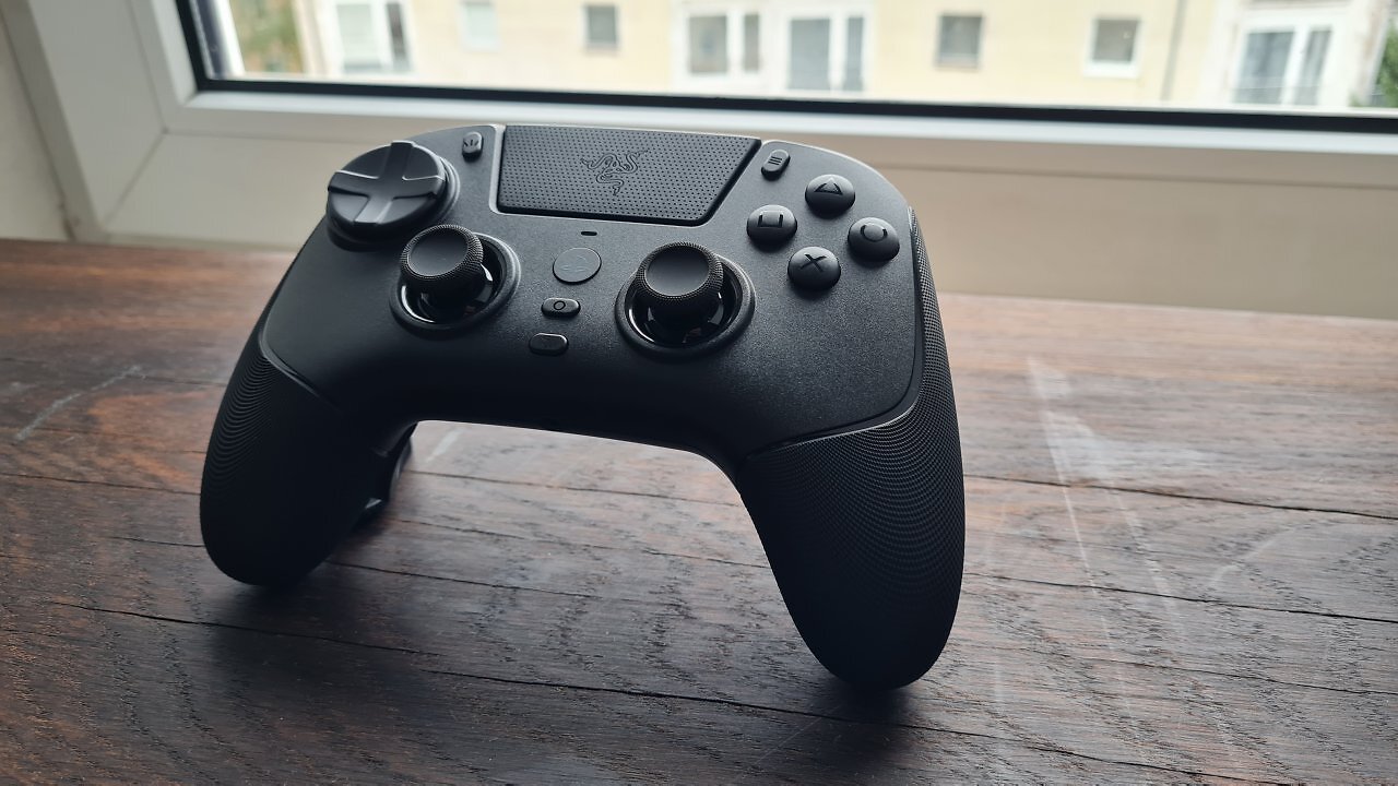 Ein schwarzer Controller auf einem Holztisch.