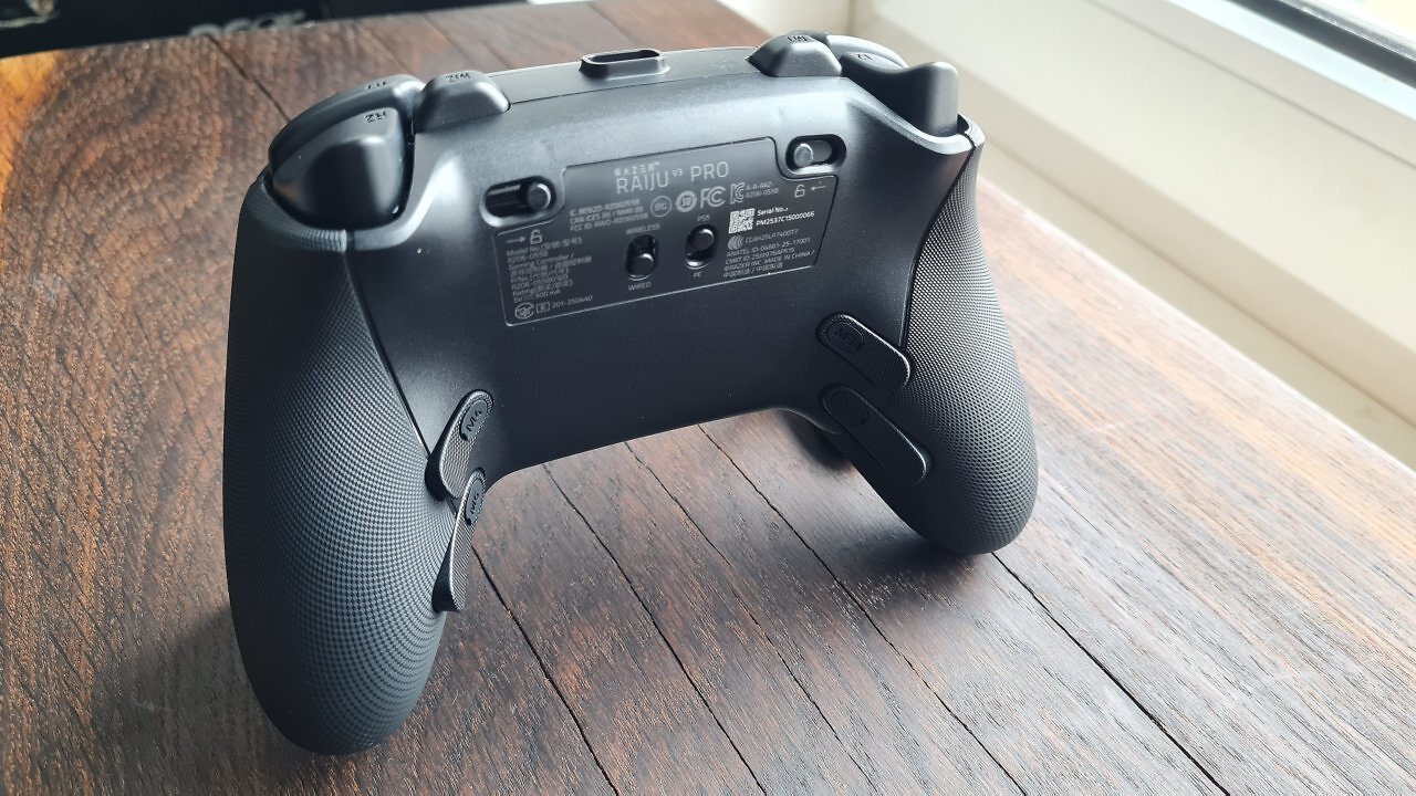 Ein schwarzer Controller auf einem Holztisch.