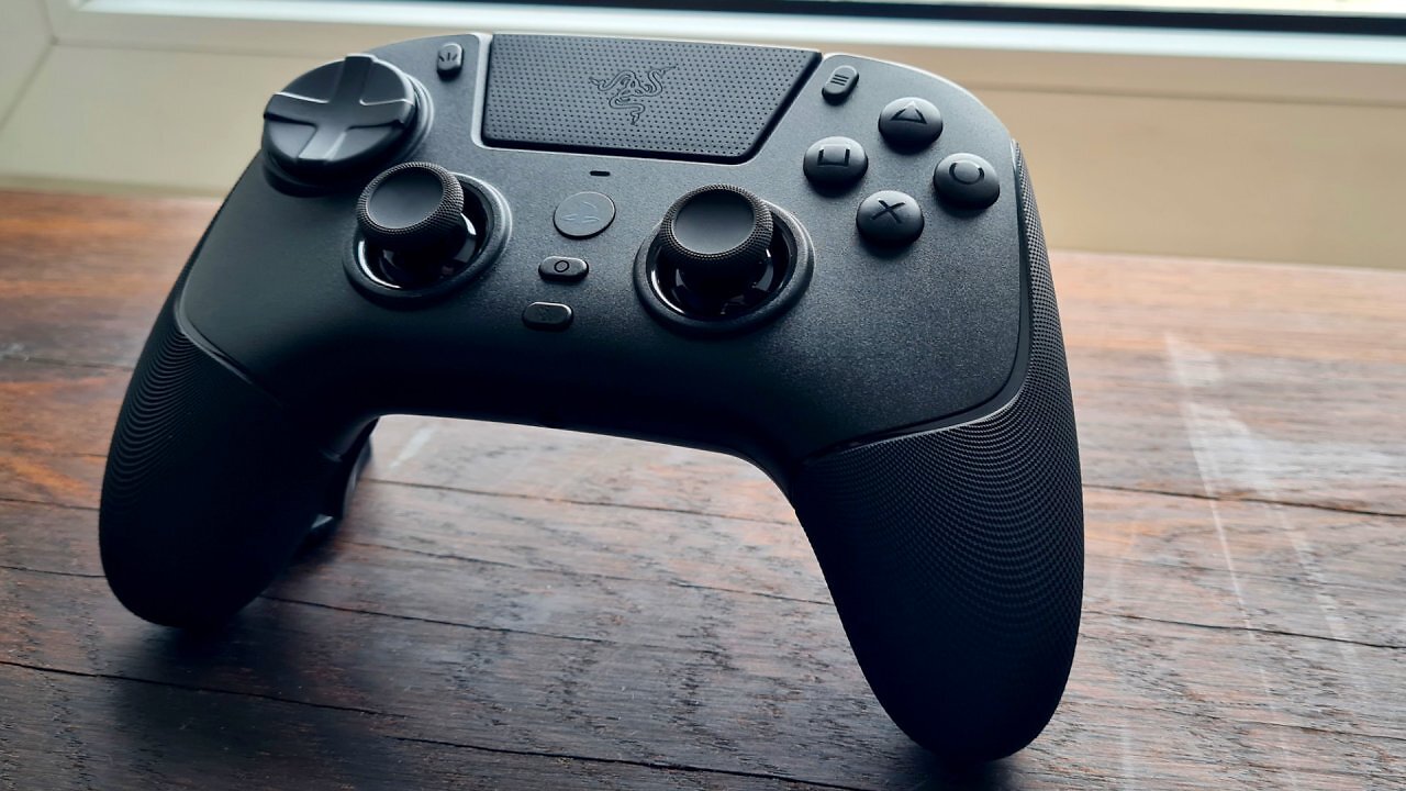 Ein schwarzer Controller auf einem Holztisch.
