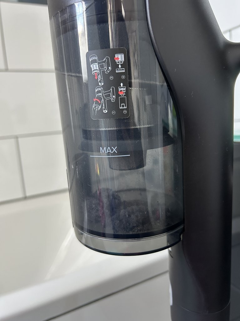 [02/10/2025] Der Staub wurde nicht komplett abgesaugt.&nbsp;