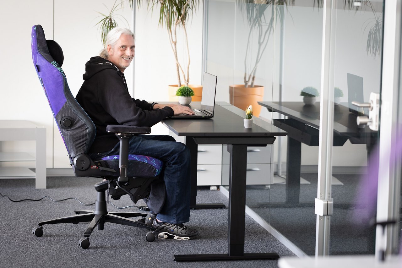Secretlab Magnus Evo XL: Büroarbeit im Sitzen.
