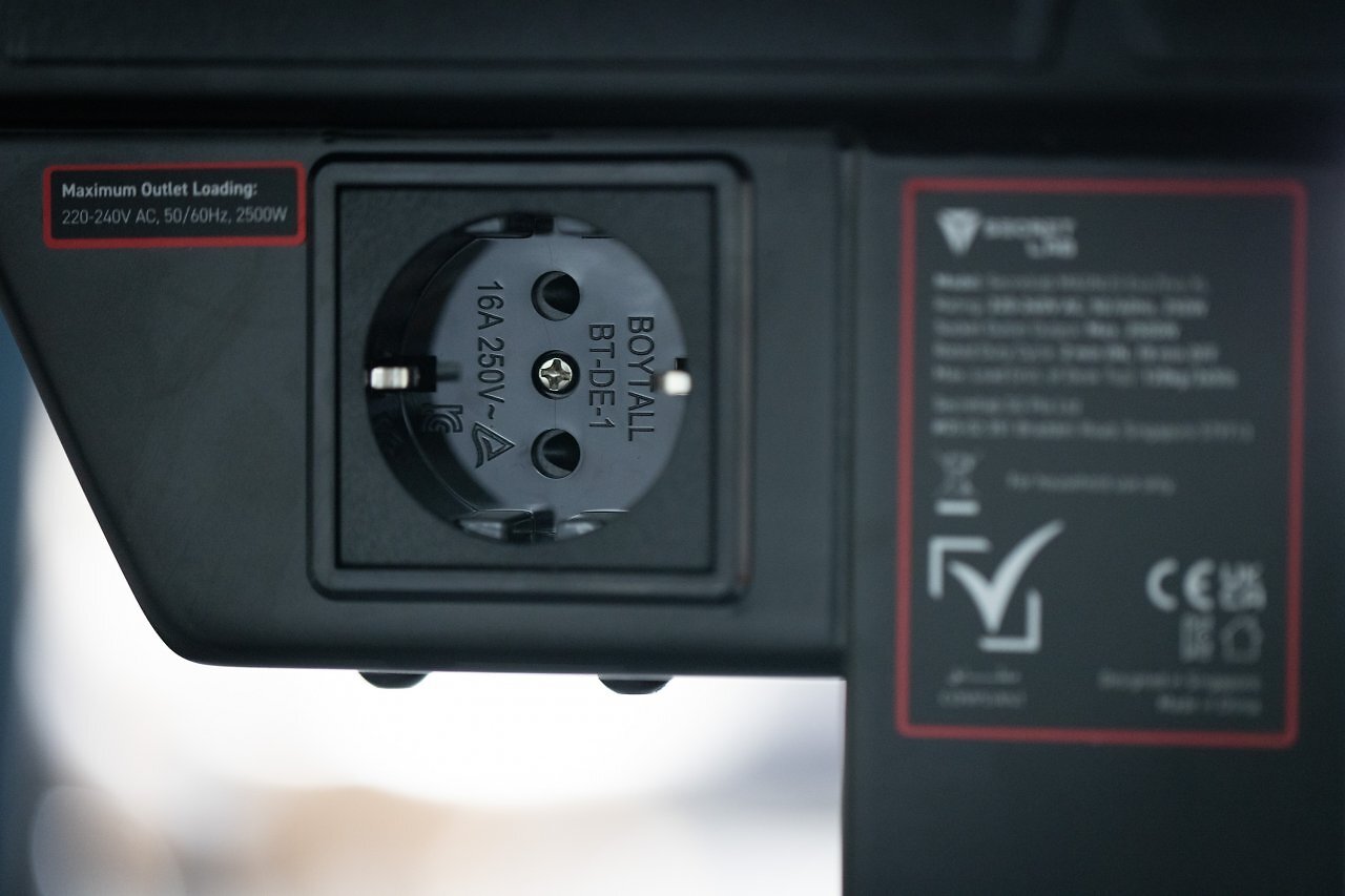 [17/10/2025] Das innovative, patentierte System, bei dem die Stromversorgung für die Motoren und separate Geräte in das Tischbein integriert wird, kommt auch beim Secretlab Magnus Evo XL wieder zum Einsatz.