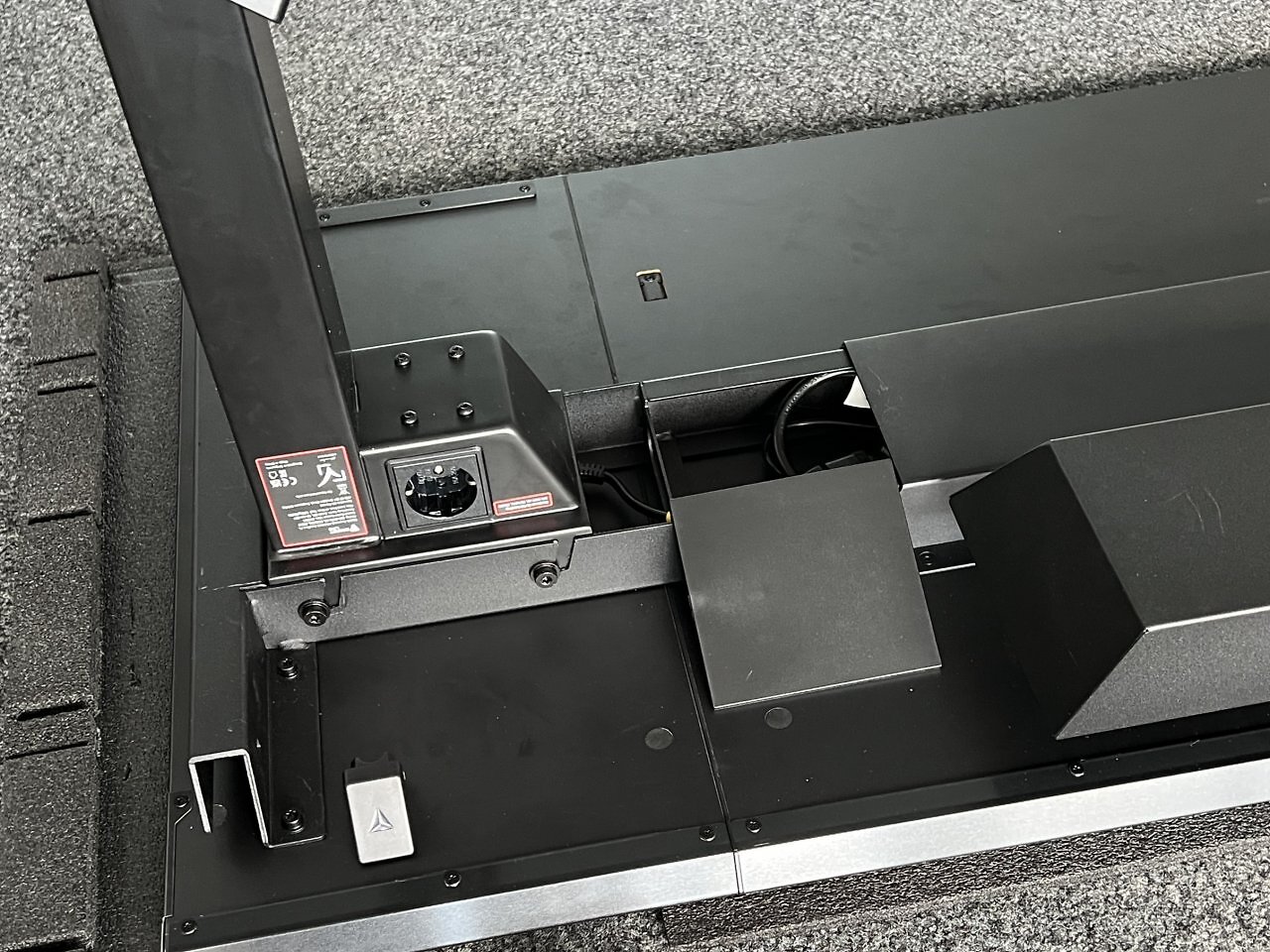 [19/10/2025] Die beiden Elektromotoren fahren die Tischplatte mit einer Hubgeschwindigkeit von 30 mm/s in 16,3 Sekunden von der minimalen zur maximalen Höhe.