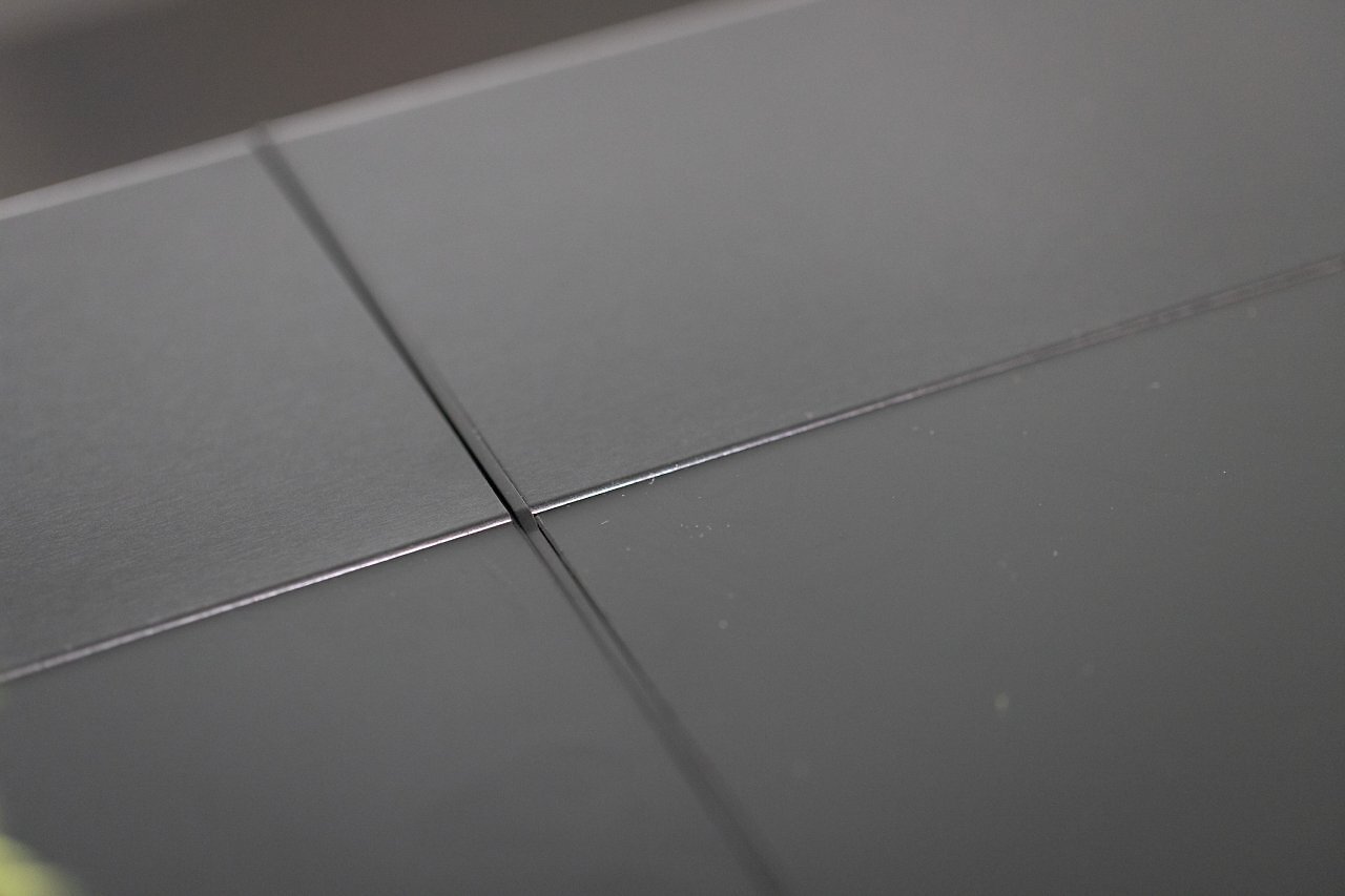 [17/10/2025] Das für den Secretlab Magnus Pro erhältliche Magnet-Set für Kabelführungen kann ich auch am Magnus Evo XL nutzen. Allerdings verfügt der nur über einen 10 Zentimeter breiten Streifen mit Metalloberfläche am hinteren Ende der Tischplatte.