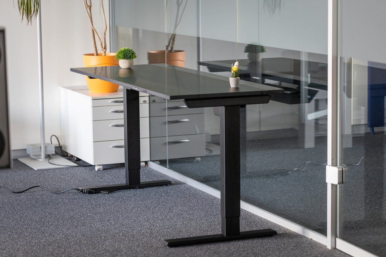 [19/10/2025] Die Tischbeine des Secretlab Magnus Evo XL bestehen zwar nur aus zwei Segmenten. Trotzdem steht der Tisch mit ebenfalls 120 kg Traglast genauso stabil wie der Magnus Pro XL, dessen Tischbeine sich aus drei Segmenten zusammensetzen.