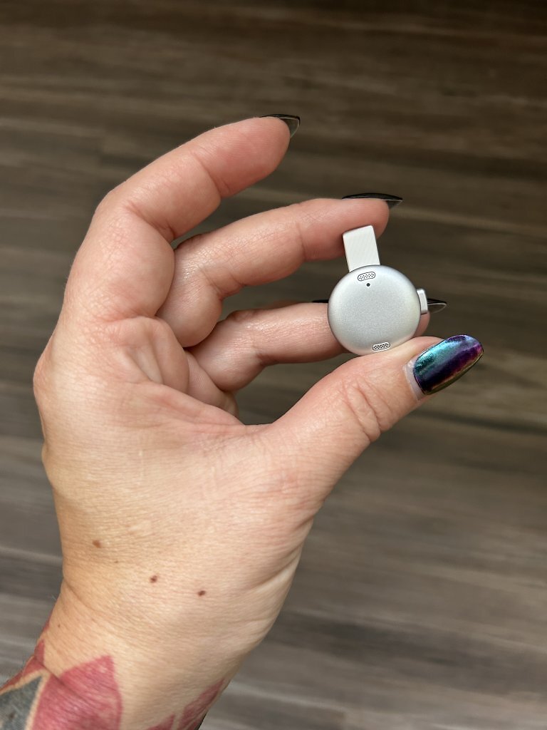 [21/10/2025] Wirklich winzig: Das Soundcore Work misst nur 2,1 cm im Durchmesser sowie 1,3 cm in der Höhe.
