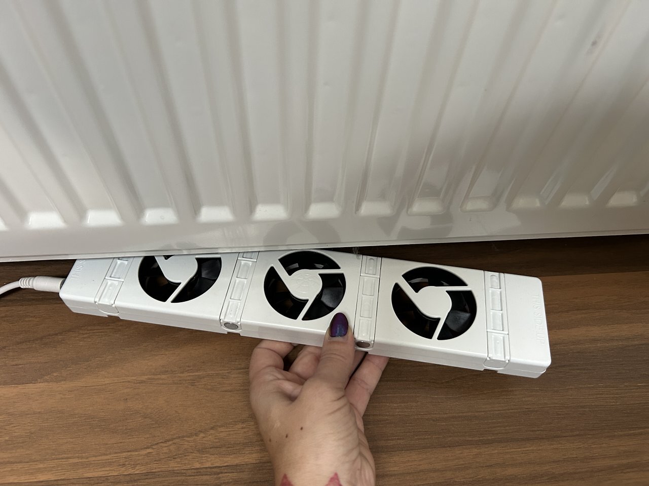 [29/10/2025] Einfach unter den Heizkörper halten: Die ausfahrbaren Magnete am Heizkörperventilator haften sich von selbst an den Heizkörper.