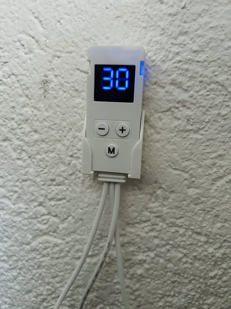 [29/10/2025] Das digitale Thermostat ermöglicht es, dass man die Start-Temperatur der Ventilatoren auswählt.