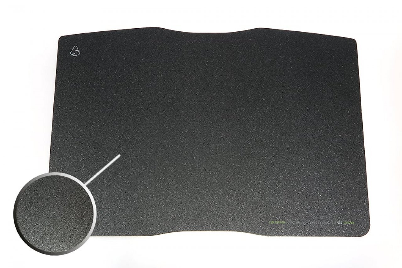 [10/11/2025] Mionix Propus 380: Mauspad aus Hartplastik mit einer Mikrostrukturoberfläche und Unterseite aus Gummi.
