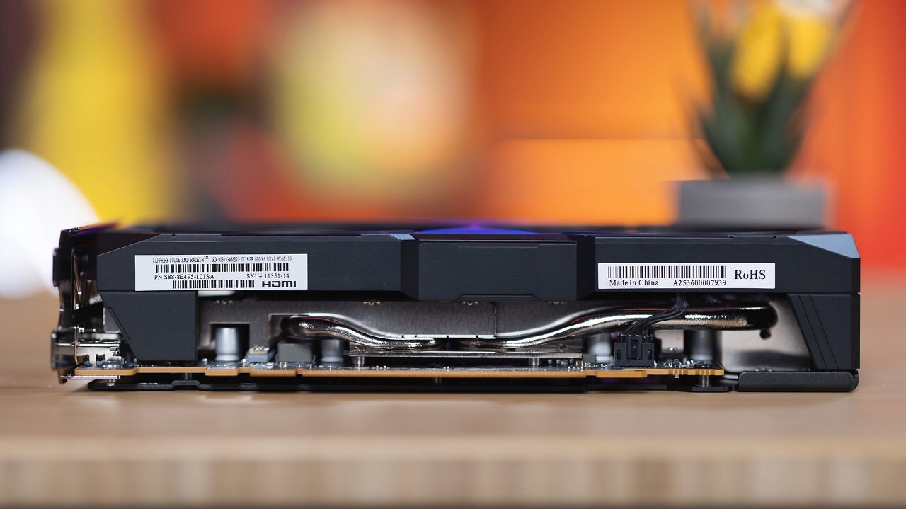 [25/11/2025] AMD Radeon RX 9060 im Test: Der Dual-Slot-Kühler arbeitet mit vernickelten Heatpipes und kontaktiert auch Speicher sowie Spannungswandler.