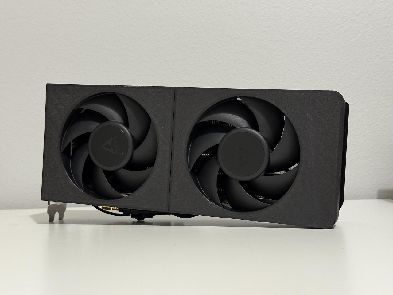 [27/11/2025] Arctic-Edition: Modder bauen RX 9070 XT und RTX 5080 um - für bessere Kühlleistung