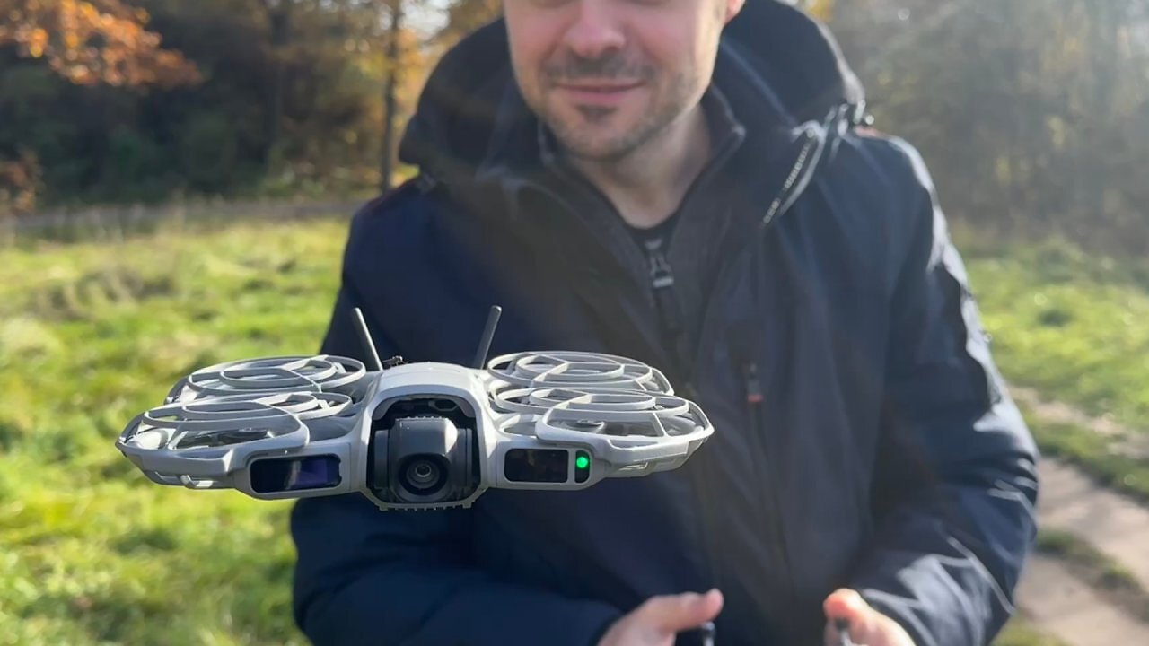 Eine kleine Drohne in der Luft einem Mann mit Fernsteuerung