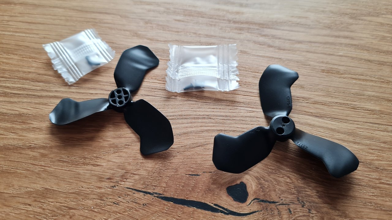 Zwei kleine Propeller auf einem Holztisch