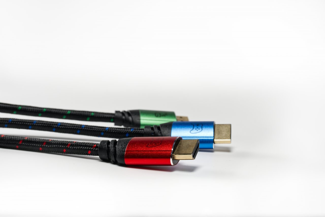 HDMI-Kabel mit rotem, grünem und blauem Kopf.