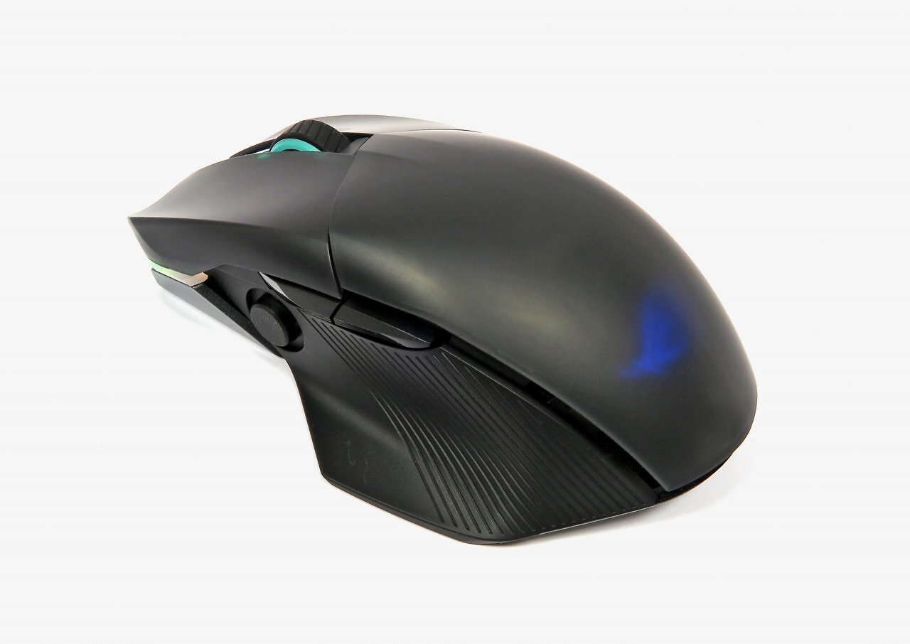 [20/11/2025] Ein Großteil der Gaming-Mäuse verfügt lediglich über zwei, teils auch drei oder vier Daumentasten. Asus jedoch bestückt die ROG Chakram X Origin zusätzlich zu den zwei Daumentasten noch mit einem optionalen Mini-Joystick.