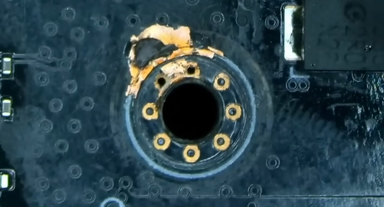 [03/11/2025] Auch auf dem PCB entdeckte Northwest Repair auffällige Beschädigungen.