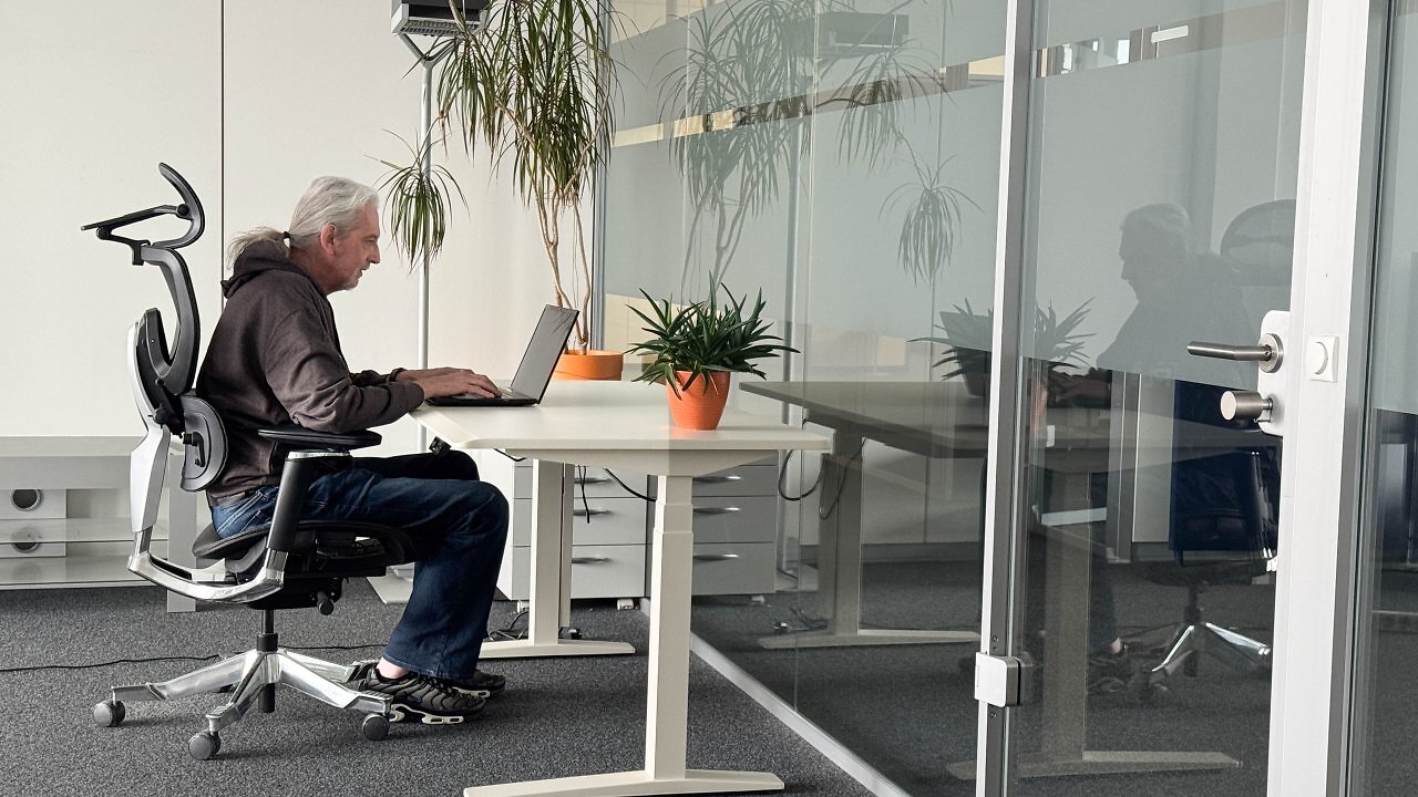[14/11/2025] Für die optimale Ergonomie empfehlen Arbeitswissenschaftler, 60 % zu sitzen, 30 % zu stehen und sich 10 % zu bewegen, wie etwa im Büro herumzulaufen.