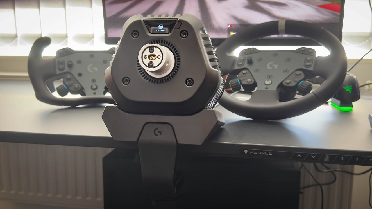 [05/11/2025] Die Klemmbefestigung fixiert die Logitech G RS50 Base fest auf dem Tisch. Die Lenkeinheit kann auch in einem Racing-Rig montiert werden.