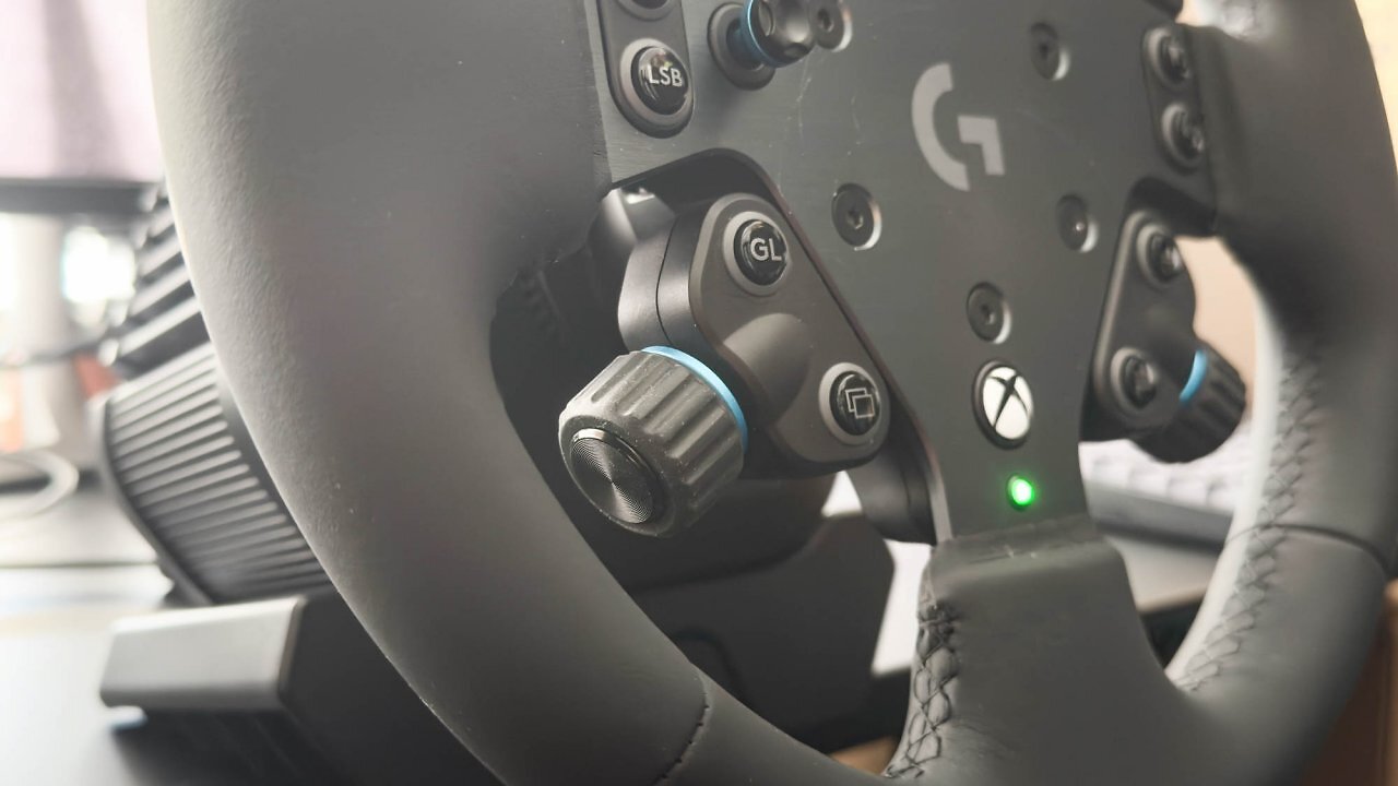 [06/11/2025] Das Lenkrad liegt ergonomisch in der Hand. Zum Bedienen eines der beiden Drehschalter müssen Sie die komfortable Handhaltung allerdings aufgeben.