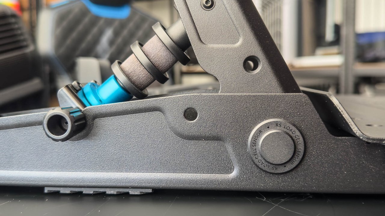[06/11/2025] Die für Sim-Racing-Einsteiger interessanten Logitech G RS Pedals sind mit hoher Qualität aus Stahl gefertigt. Die Pedalbewegung ermittelt ein Hall-Effekt-Sensor.